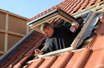 Pose de fenêtre de toit et velux par un couvreur à Marcheprime